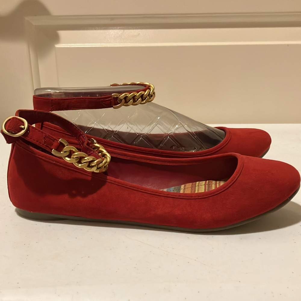 New Arizona 9M Red Ankle Strap w/Gold Chain Flats Faux Suede Fabric Upper - Picture 4 of 7